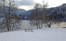 A 2 Pas Du Lac